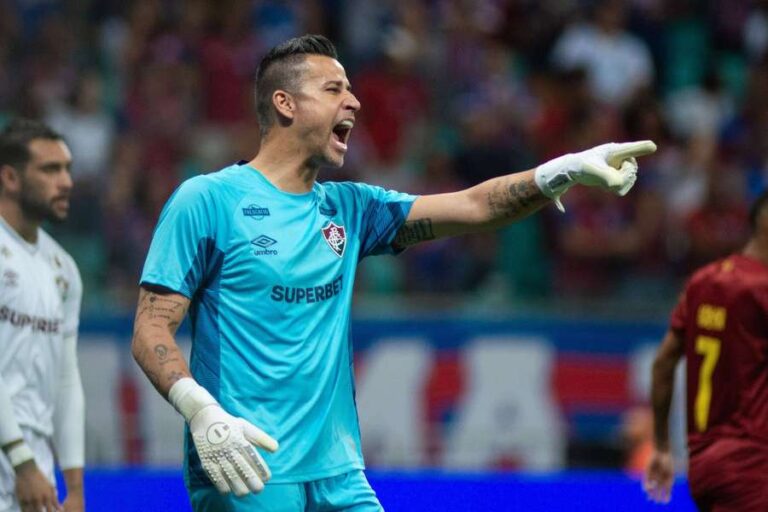 Fluminense keeper breaks Shilton appearance record
